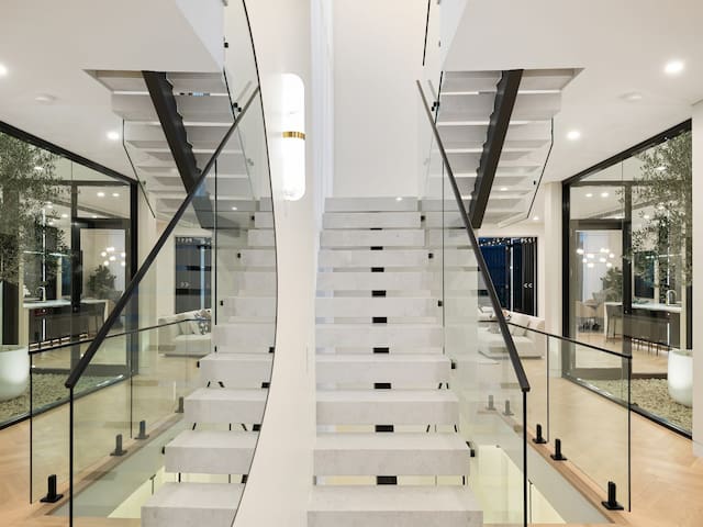 Exceptional Luxurious Duplex in a Great Location gallery image 3