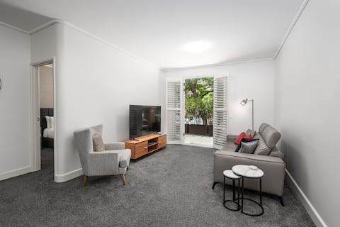 Successful Airbnb property: Stylish East Melbourne Apt w/Pool, Gym & Parking in East Melbourne