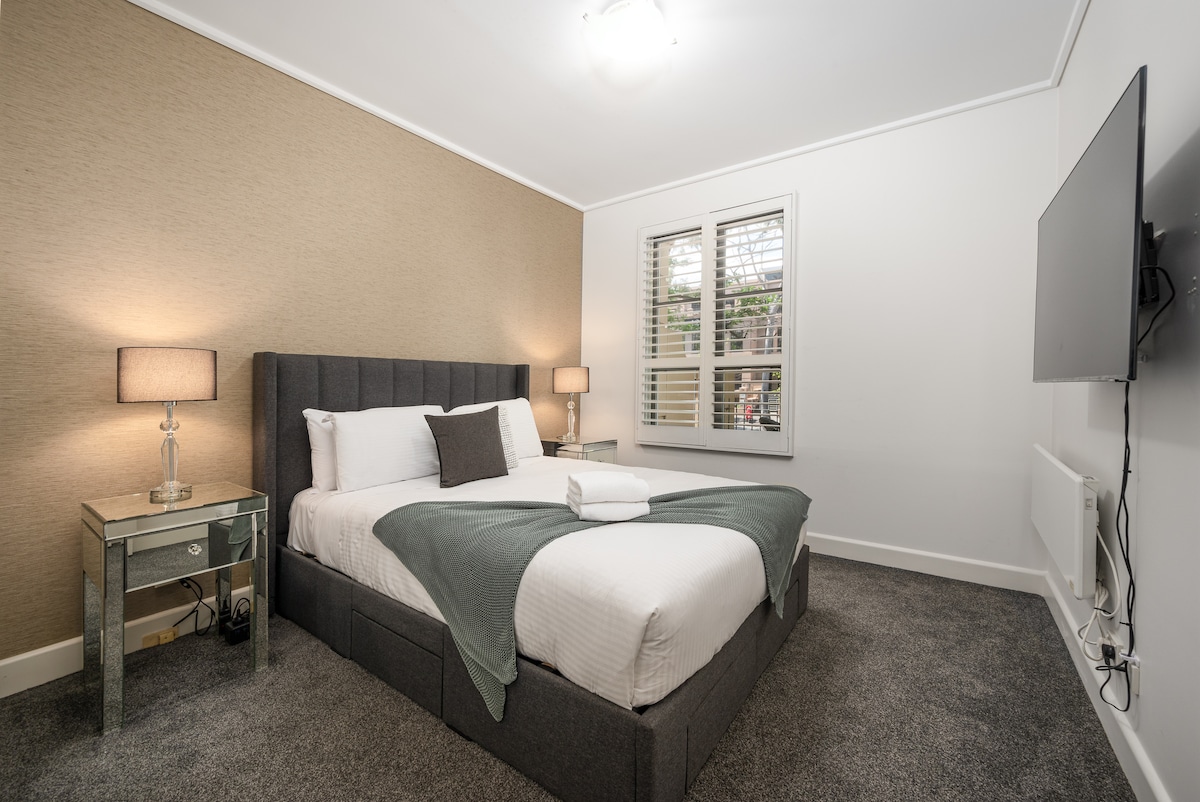 ห้องนอนขนาดควีนไซส์มีตู้เสื้อผ้าแบบวอล์คอินและสมาร์ททีวีเพิ่มเติมให้ความสะดวกสบายและความบันเทิงสูงสุด