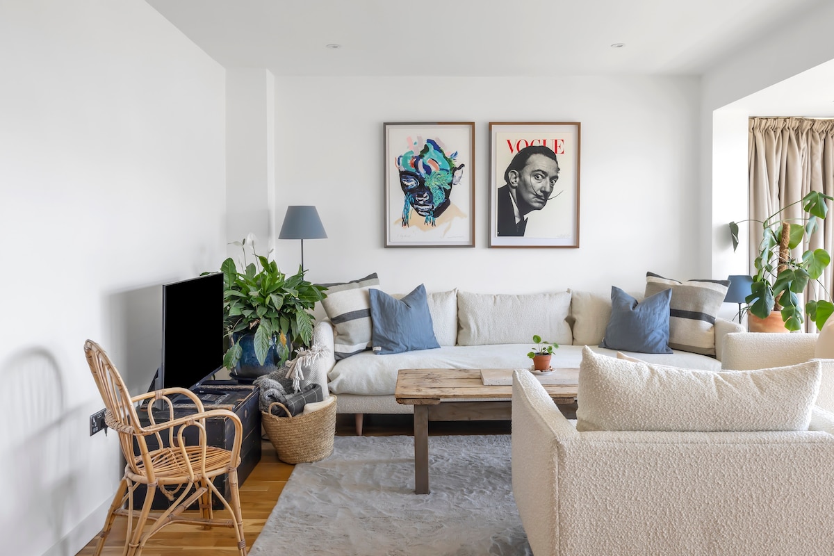 Successful Airbnb property: 4 bd. Stunning Sea Views. Private Parking. in Rottingdean