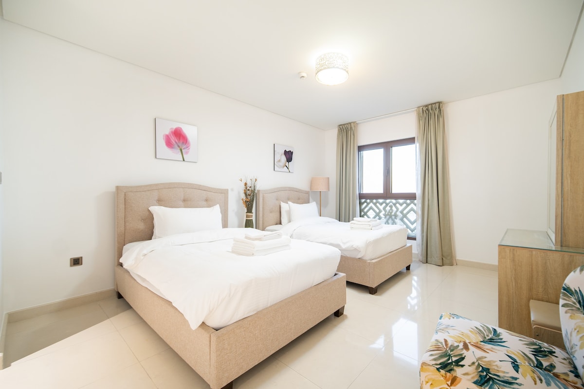 غرفة نوم مزدوجة مشرقة ومتجددة الهواء في نخلة الجميرا – مثالية للعائلات أو الأصدقاء، مع بياضات ناعمة وأجواء هادئة
