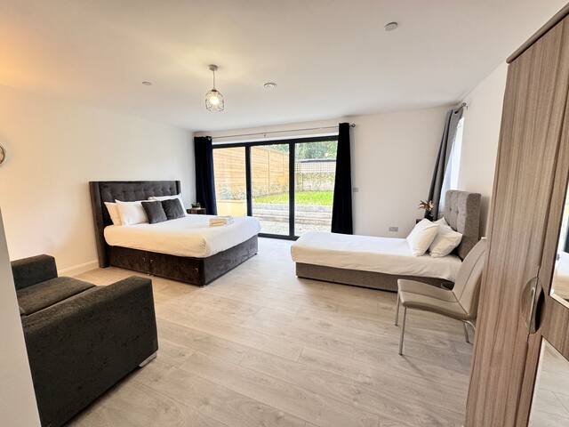 5 bedrooms /11 Guest/ Garden /5 min to underground gallery image 2