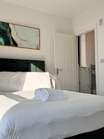 5 bedrooms /11 Guest/ Garden /5 min to underground gallery image 4