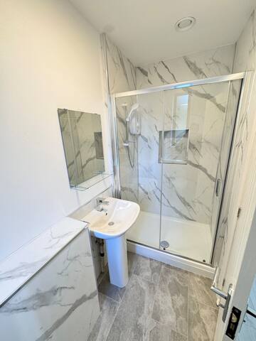 5 bedrooms /11 Guest/ Garden /5 min to underground gallery image 3