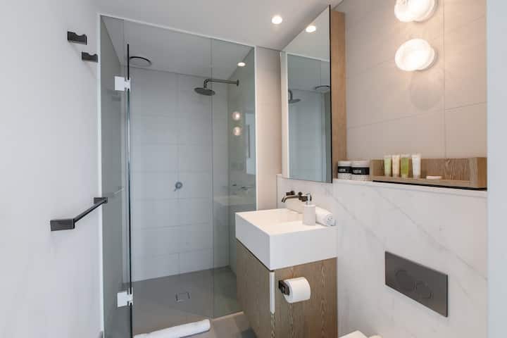 Full bathroom 2 image 1