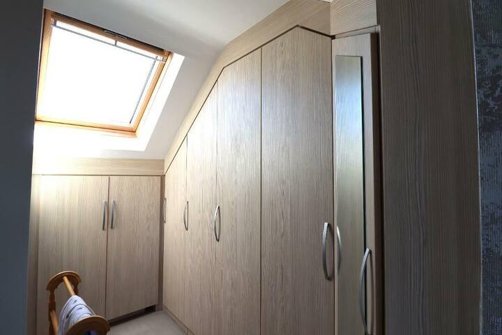 Entire 4-Bedroom Home in Hale gallery image 2