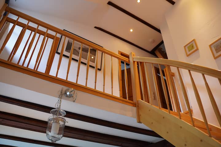 Ღია ლოფტზე, რომელთან მისვლაც შესაძლებელია კიბით, 
არის სამი დამატებითი საძილე პირობა, რომელიც შესაფერისია ბავშვებისა და გულის სიღრმეში მყოფი ახალგაზრდებისთვის. 