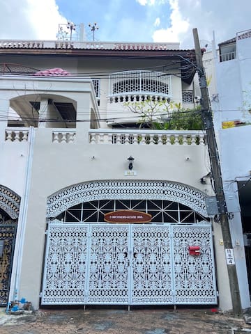 3 Brothers House Ekkamai gallery image 2