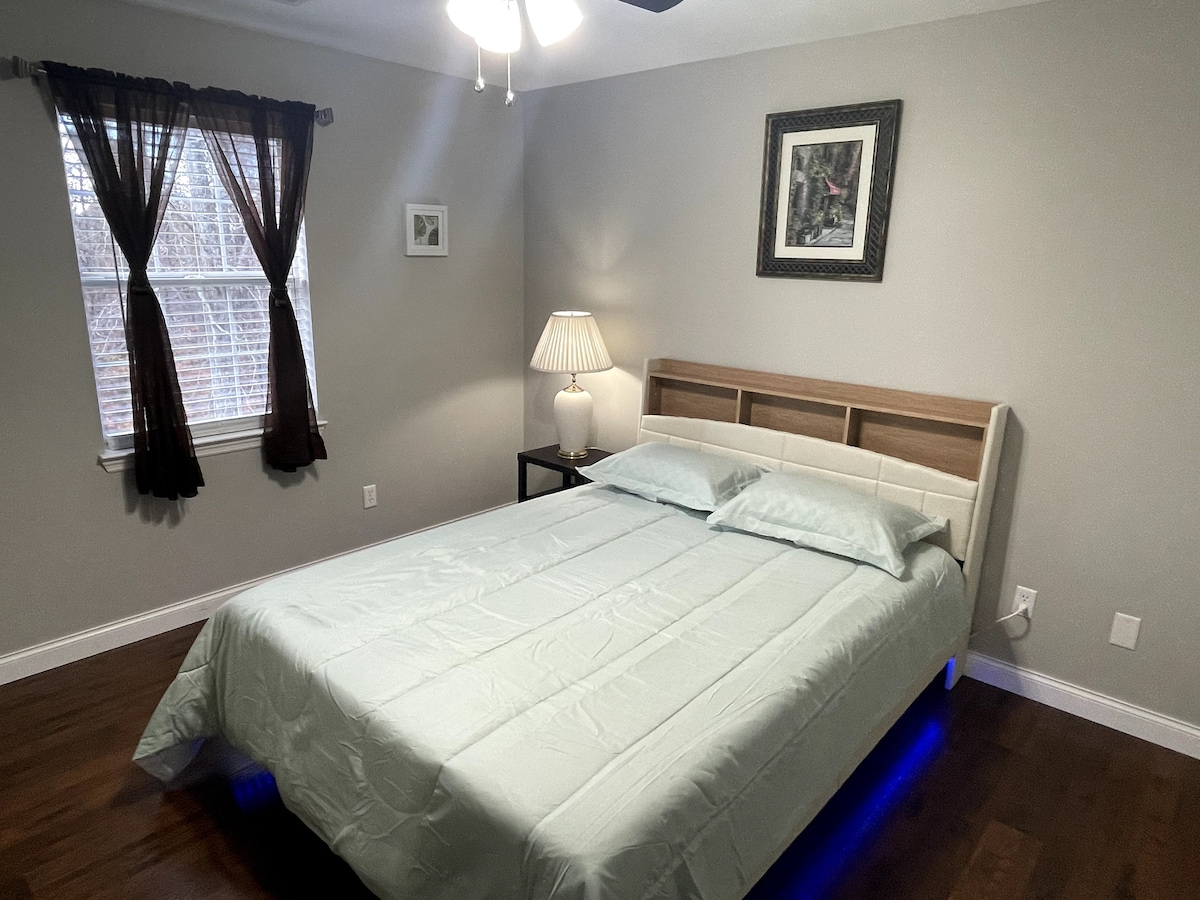 מיטת קווין סייז בחדר שינה שלישי בקומה השנייה