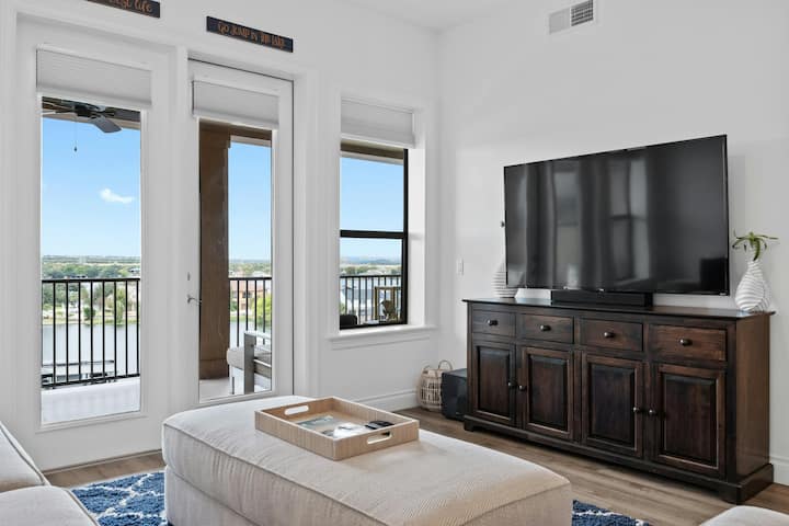 Luxe Waterfront Condo | Pool | Spa | Restaurant - Horseshoe Bay, TX
