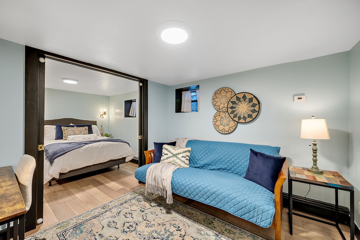 Пълен разтегателен диван във втората спалня. Моля, обърнете внимание: между спалните има плъзгащи се врати, които ще помогнат да се създаде уединение, но не е задължително да е шумоустойчиво. Имайте това предвид, когато резервирате с приятели или двойки. 