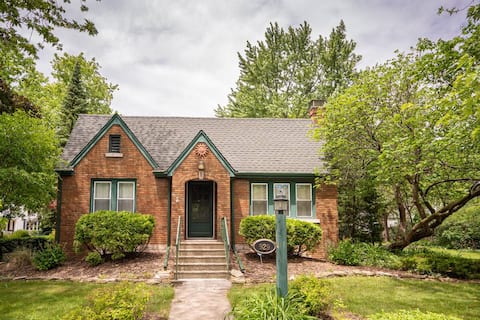 Cozy Cottage with Home Theatre in Joliet