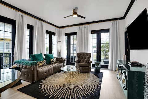 Popular Airbnb listing: *Modern Condo Resort/Pool/Spa/15 Min to Disney* in Four Corners