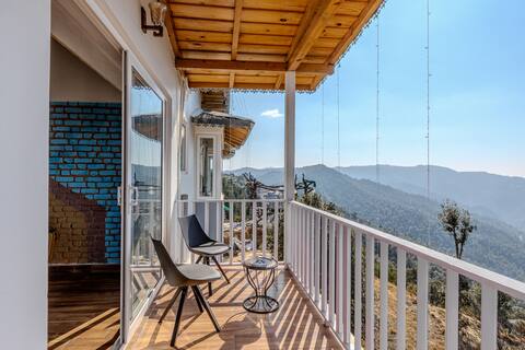 Hill top 6BR set with Pvt Balconies