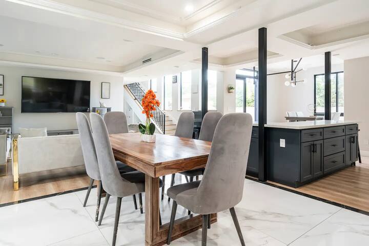 Santa Monica Luxury Open Space 6 Bedroom House gallery image 3