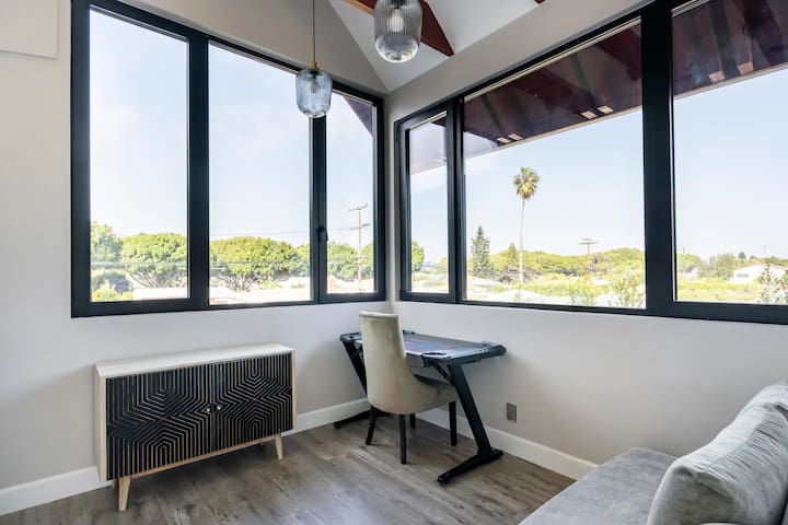 Santa Monica Luxury Open Space 6 Bedroom House gallery image 4