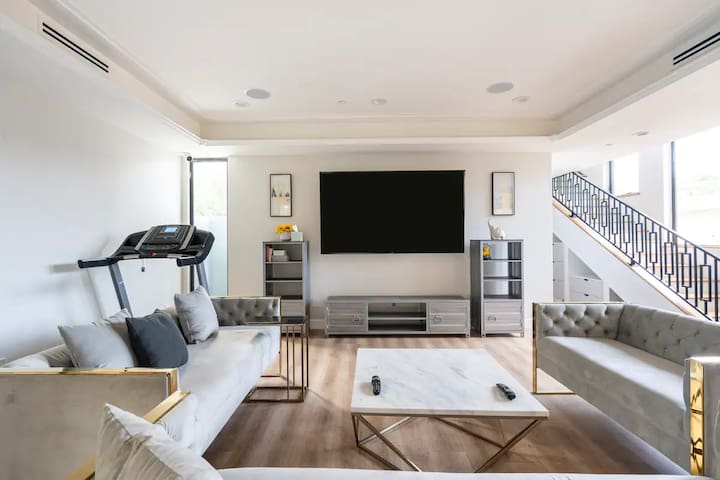 Santa Monica Luxury Open Space 6 Bedroom House