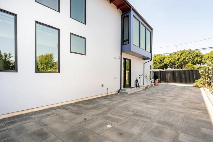 Santa Monica Luxury Open Space 6 Bedroom House gallery image 2