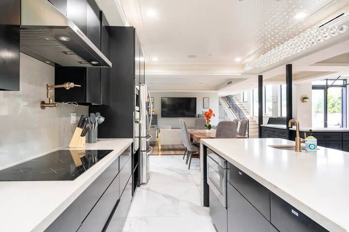 Santa Monica Luxury Open Space 6 Bedroom House gallery image 5