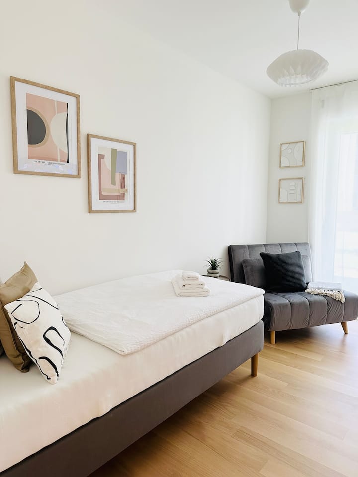 חדר השינה הנוסף מציע מיטת קפיצים נוחה, כורסה גדולה ורגועה שניתן להמיר למיטה, שולחן וכמובן טלוויזיה.  