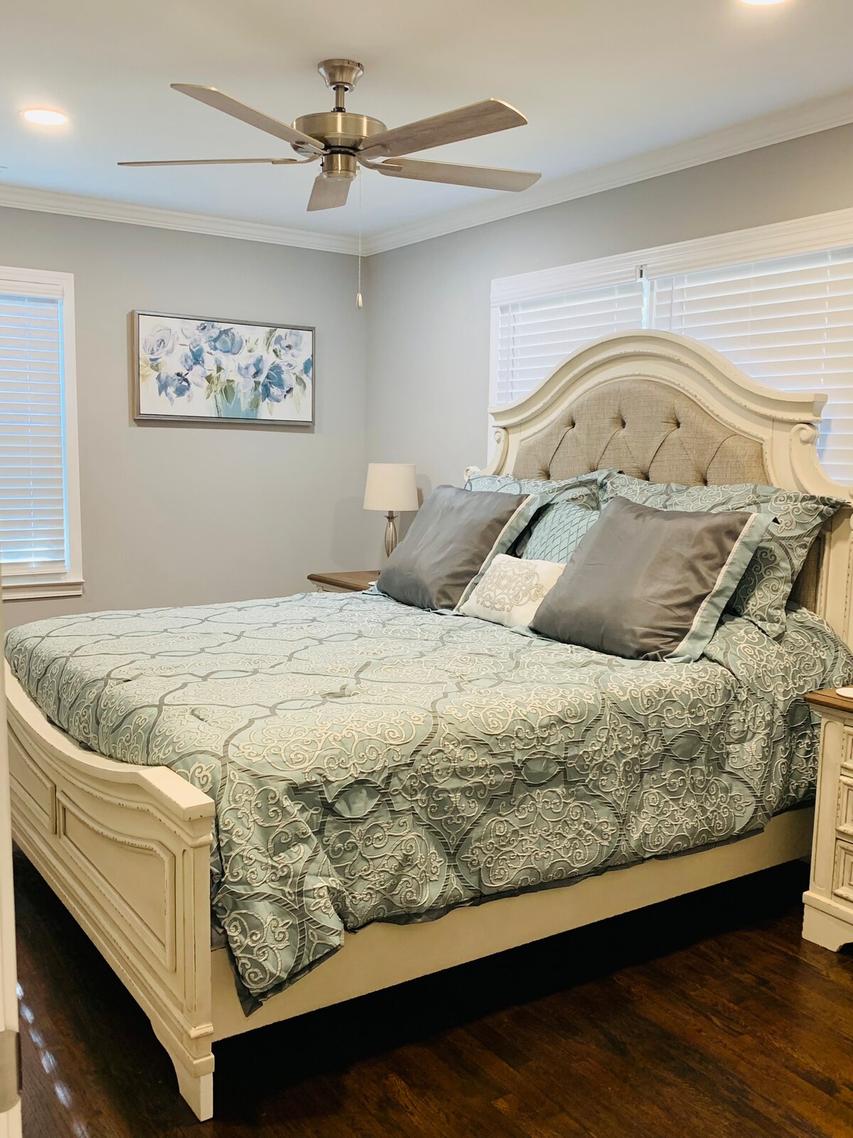 带花蜜床垫的加大双人床、55英寸平板电视、功能齐全的充电床头柜、吊扇 