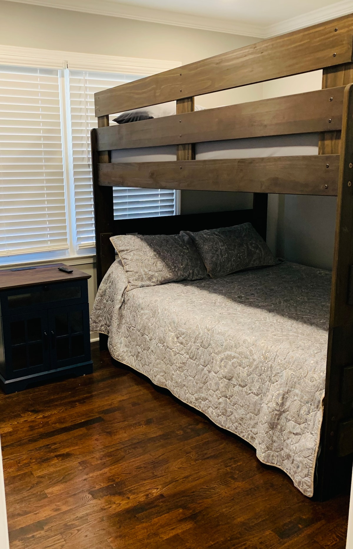 两张标准双人成人双层床、花蜜床垫、45英寸平板电视、功能齐全的充电床头柜、2个行李箱架