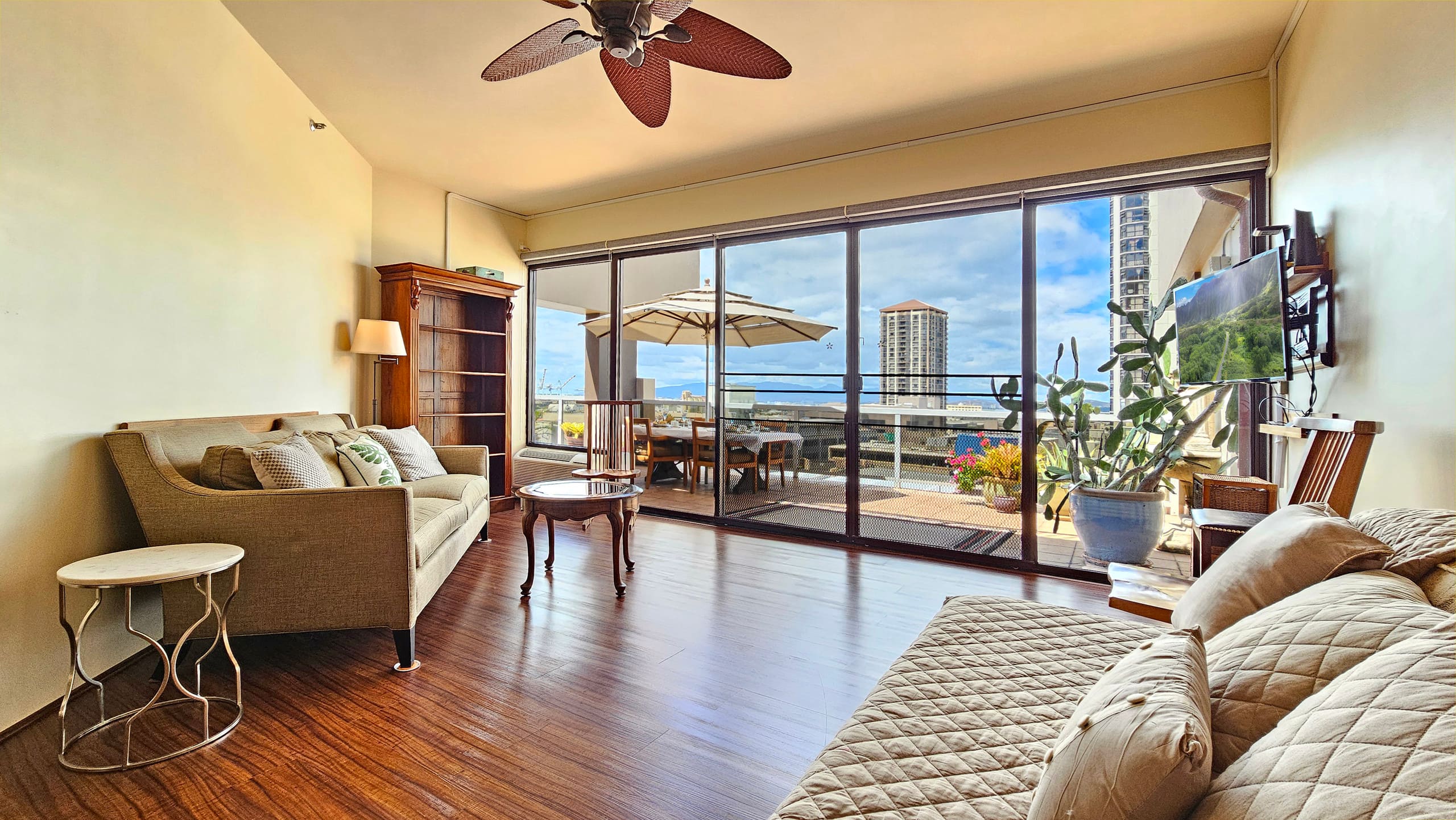 Spacious Lanai & Relaxing Vibes, Free Parking. - Image 3
