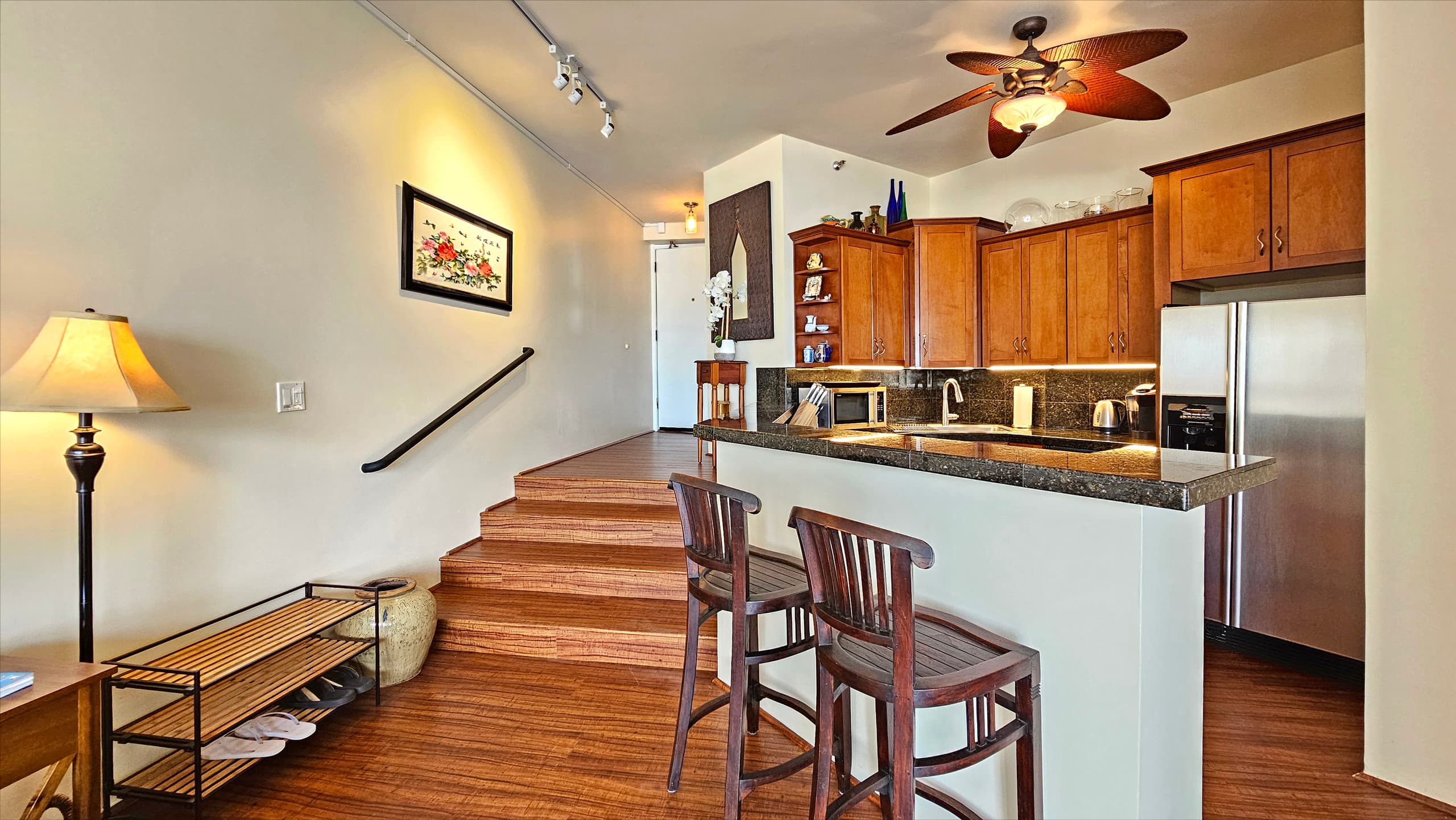 Spacious Lanai & Relaxing Vibes, Free Parking. - Image 4