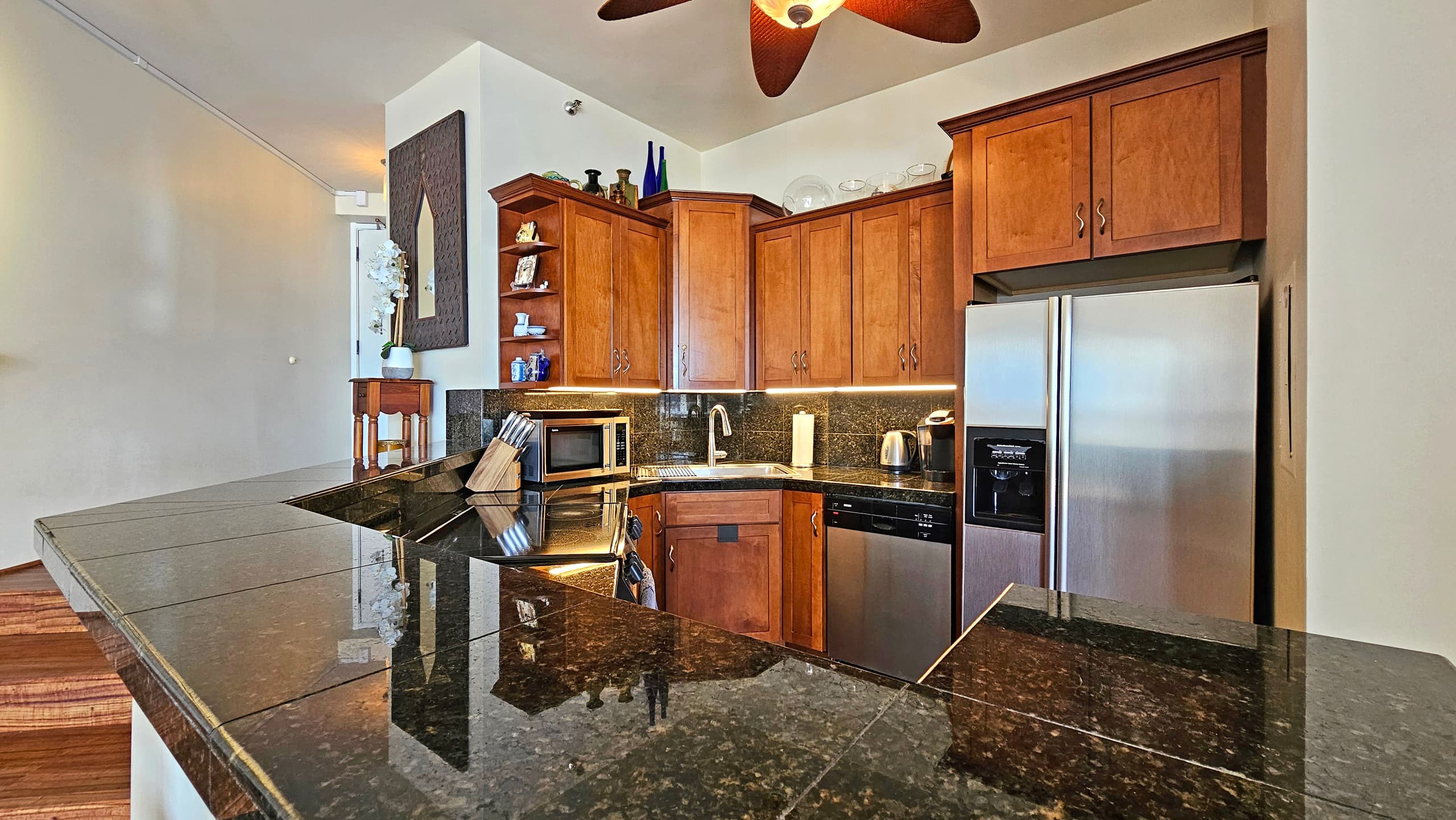 Spacious Lanai & Relaxing Vibes, Free Parking. - Image 5