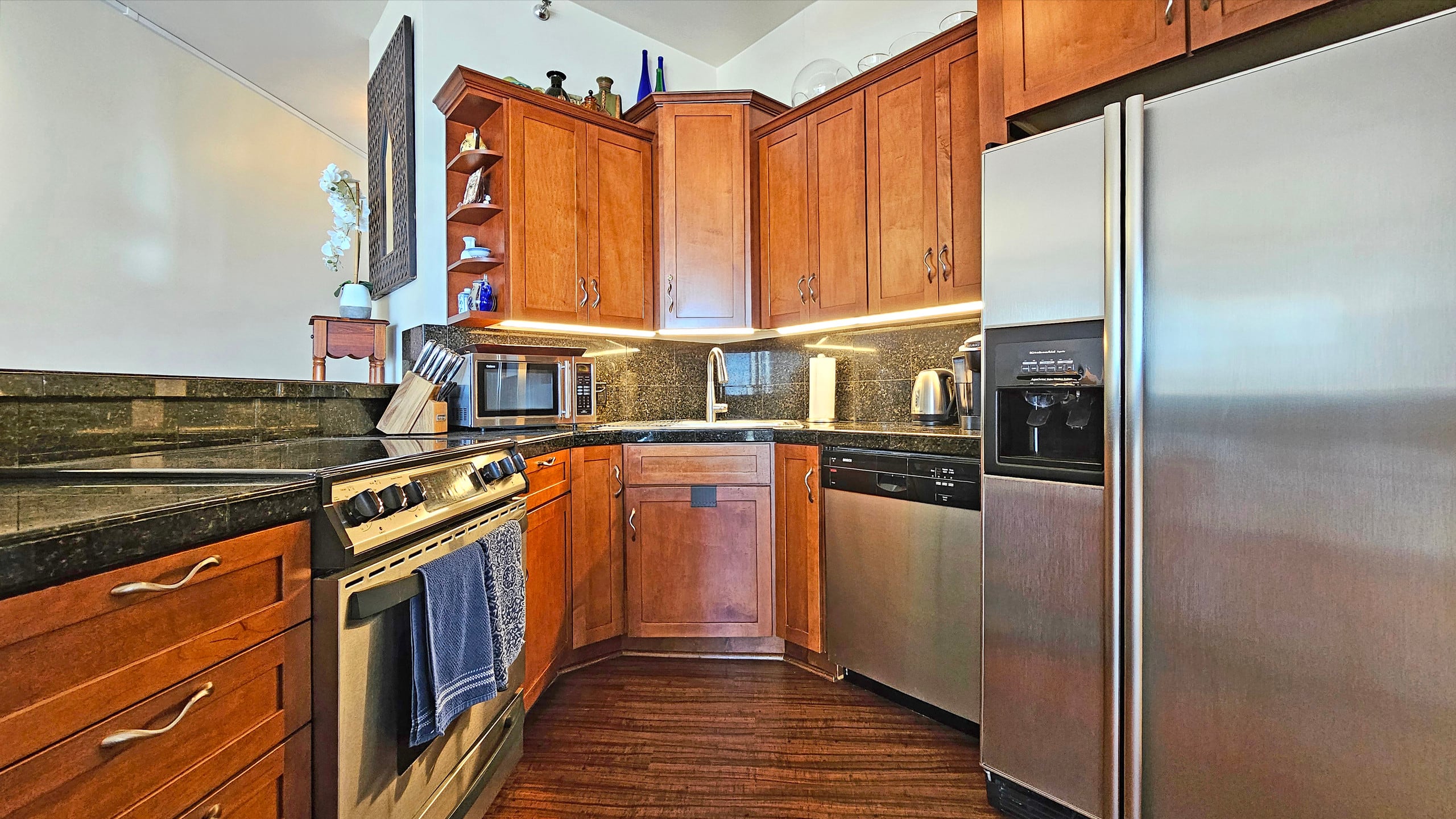 Spacious Lanai & Relaxing Vibes, Free Parking. - Image 8