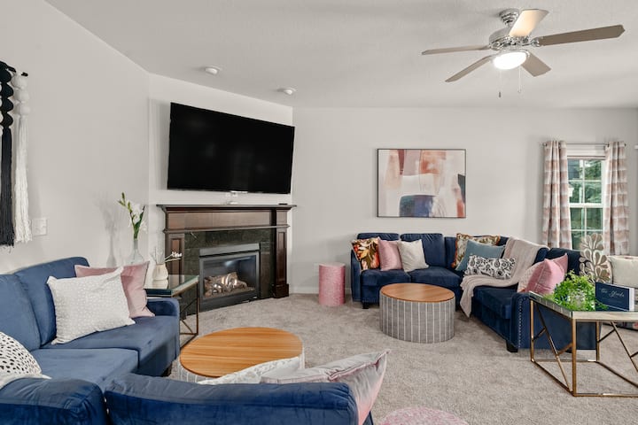 The Glenda! Sassy West Glen Home + Garage - West Des Moines, IA