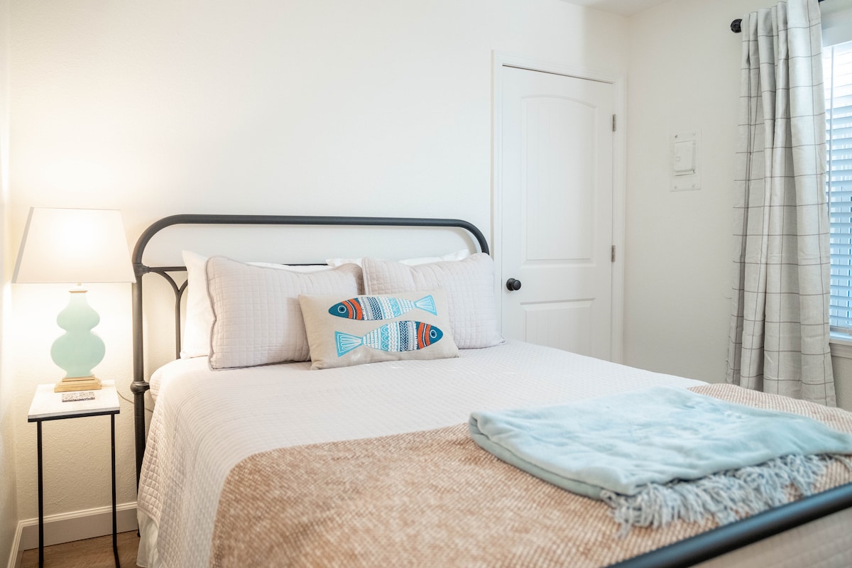 Guest Bedroom with Queen Bed 