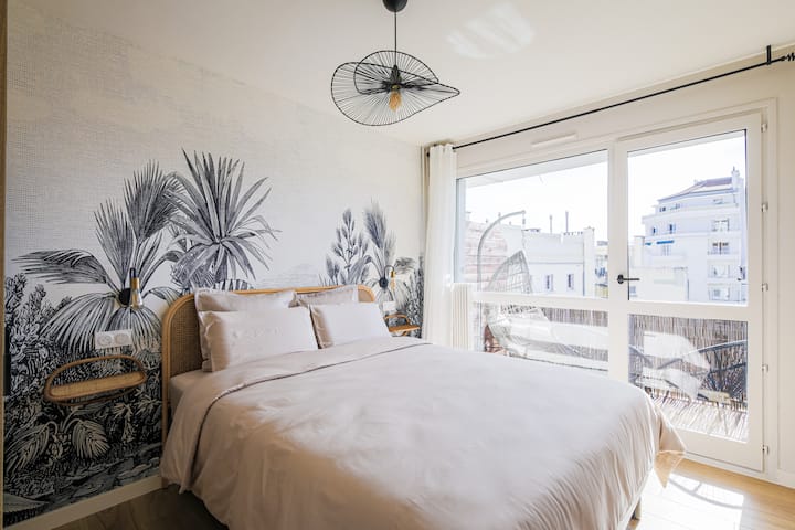 Comfortabele kamer met queensize bed, katoenen satijnen lakens en grote kledingkast voor je spullen.