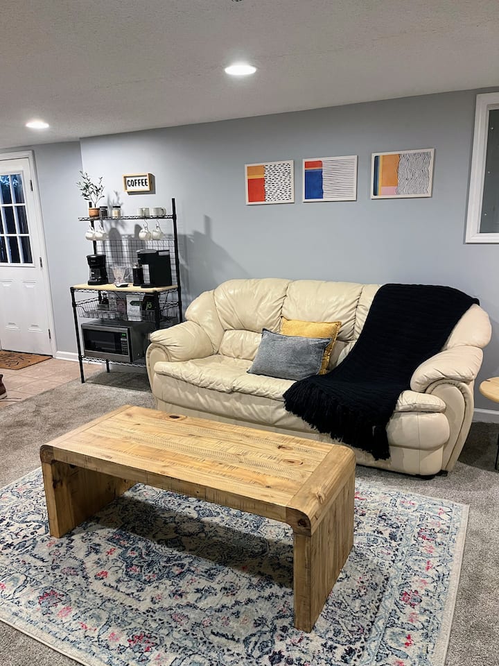 Cozy Chic Basement! - Kansas City, MO