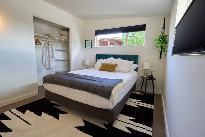 Izba v Arizone | Manželská posteľ | Bambusové plachty | Nahor a nadol zatemňovacie rolety | Veľká skriňa | Vešiaky | Nástenný systém na zložené oblečenie 