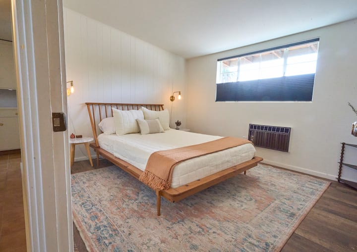 Manželská posteľ | Zatemňovacie rolety nahor a nadol | Bambusová posteľná bielizeň | Moderné osvetlenie 