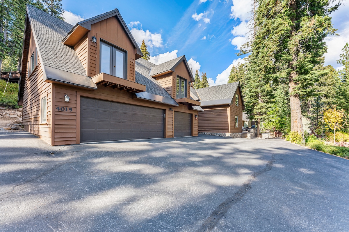 Top Airbnb: Lakeview Gem—Near ski resorts, Lake across street! in Cedar Flat