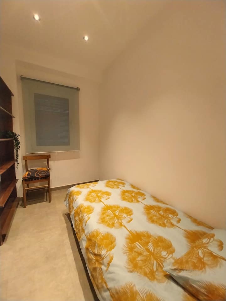 ห้องเดี่ยวที่มีม่านบังตาลดระดับลง