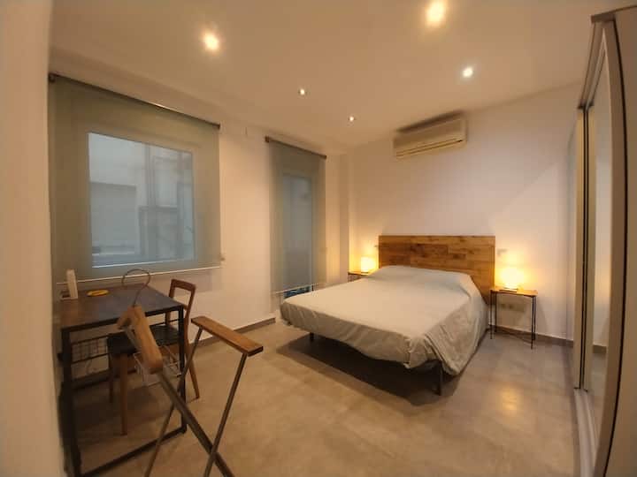 ห้องเตียงใหญ่ (พร้อมโต๊ะทำงาน)