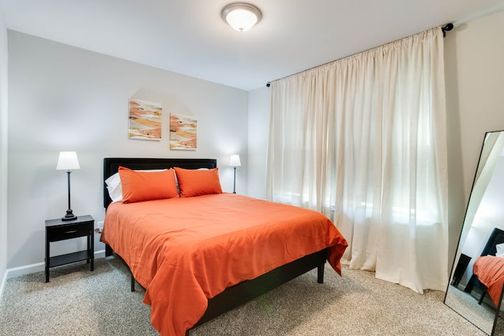 Kitanda cha malkia cha starehe #2