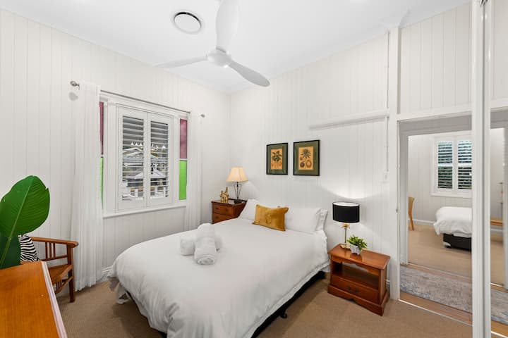 Túto očarujúcu izbu s manželskou posteľou, vstavanými županmi a nádhernou modernou britskou koloniálnou atmosférou si zamilujete.  Všetky teploty sú zabezpečené potrubnou klimatizáciou s reverzným cyklom a ventilátormi.