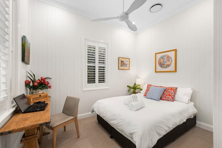Krásna svetlá izba s manželskou posteľou Queen s množstvom prirodzeného svetla a vstavaným šatníkom.  Slúži aj ako vyhradený pracovný priestor so zošívačkou, perami, papierom, zvýrazňovačmi, kancelárskymi sponkami, nožnicami atď.  Práve taký tichý priestor, aký potrebujete na dohľadanie sa s e-mailom.