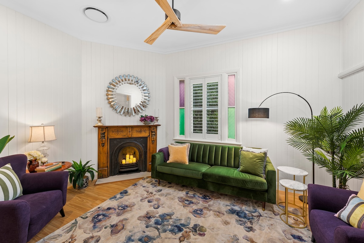 Popular Airbnb listing: Parkside Haven - Queens Park at end of the street! in Toowoomba Regional