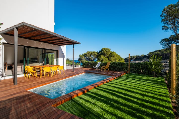 Newly Renovated Seaside Home