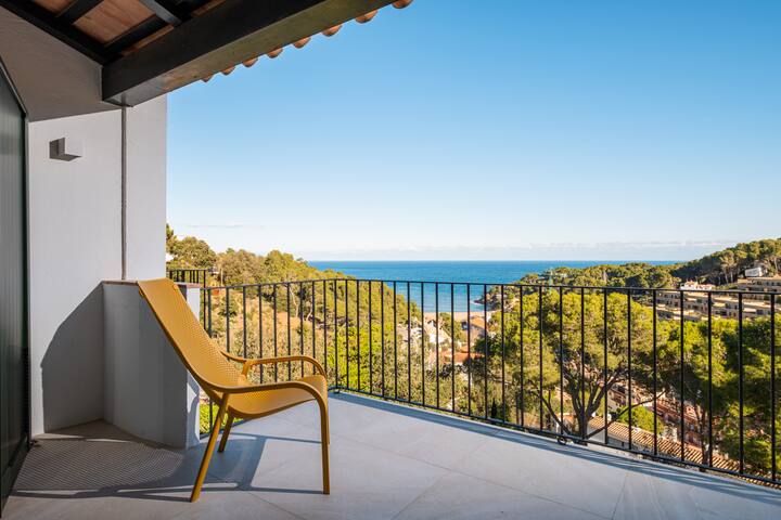 Newly Renovated Seaside Home gallery image 3