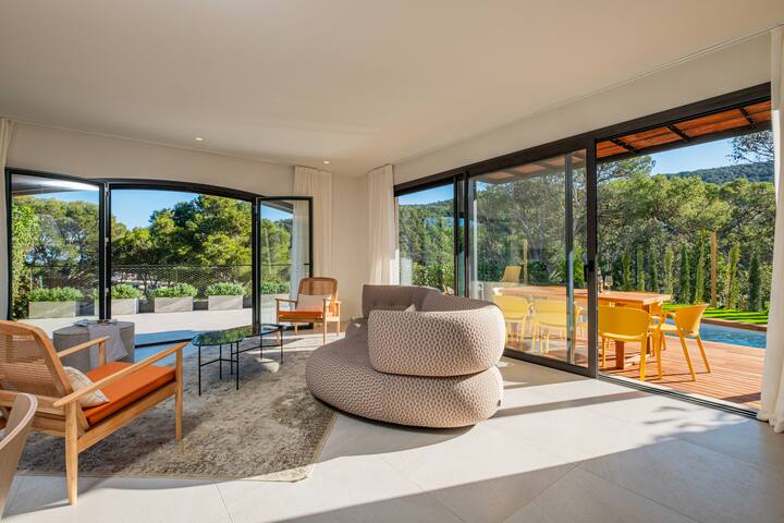 Newly Renovated Seaside Home gallery image 4