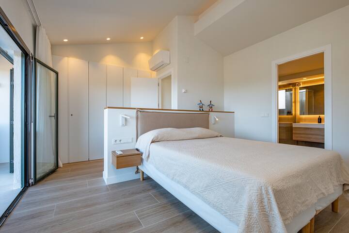 Newly Renovated Seaside Home gallery image 5