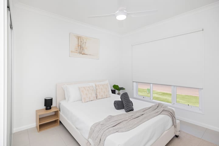 标准双人床 | 吊扇 
此房间未安装空调。 已安装吊扇