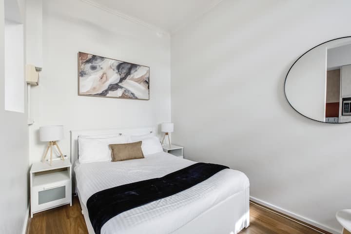 Опремено со двоен кревет и две ноќни масички со ламби