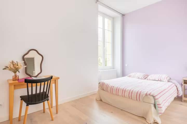 חדר השינה ממוקם למעלה מהבית הראשי, ומתקשר עם כל חדר הרחצה 4. מיטה 140*190.
חלון ברחוב. 
שירותים בנחיתה